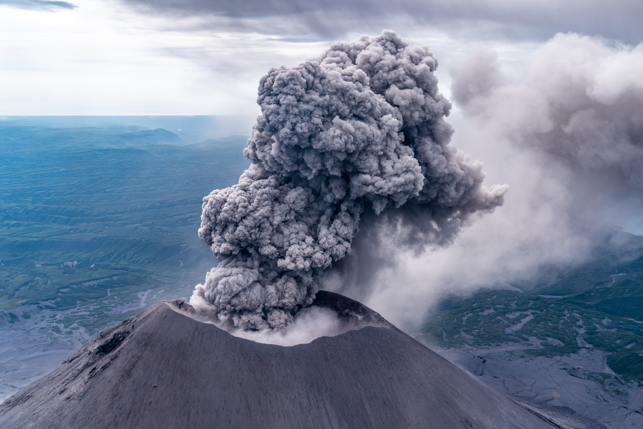 Сильные землетрясения извержения вулканов мощные. Карымская сопка вулкан. Вулкан Карымский, Камчатка. Карымская сопка вулкан извержение. Карымская сопка извержение.